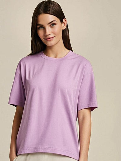 Lavender Calm Tee - Front view on model - Urbanstyra
