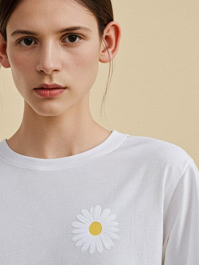 Daisy Daydream Tee - Front view on model - Urbanstyra