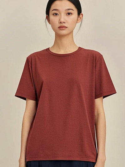 Clay Earth Tee - Front view on model - Urbanstyra